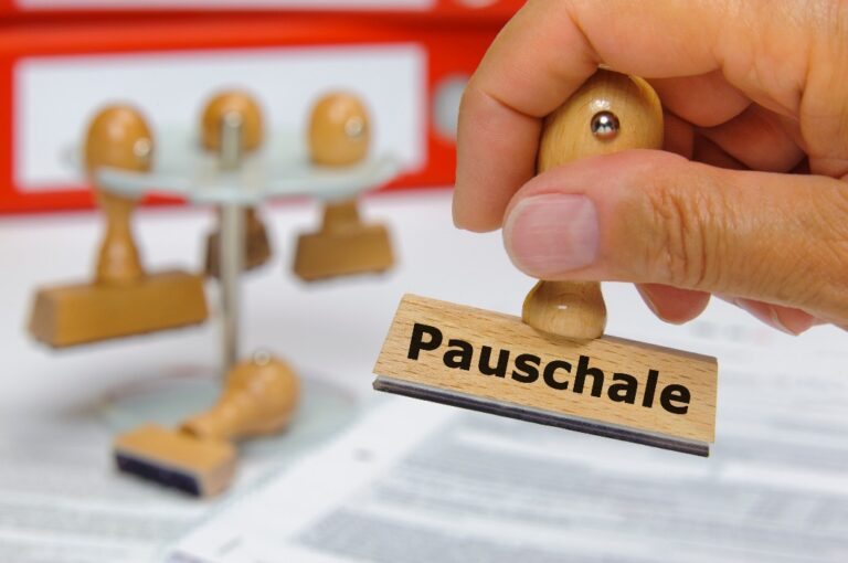 Stempel mit der Aufschrift Pauschale, Hand rechts im Blid