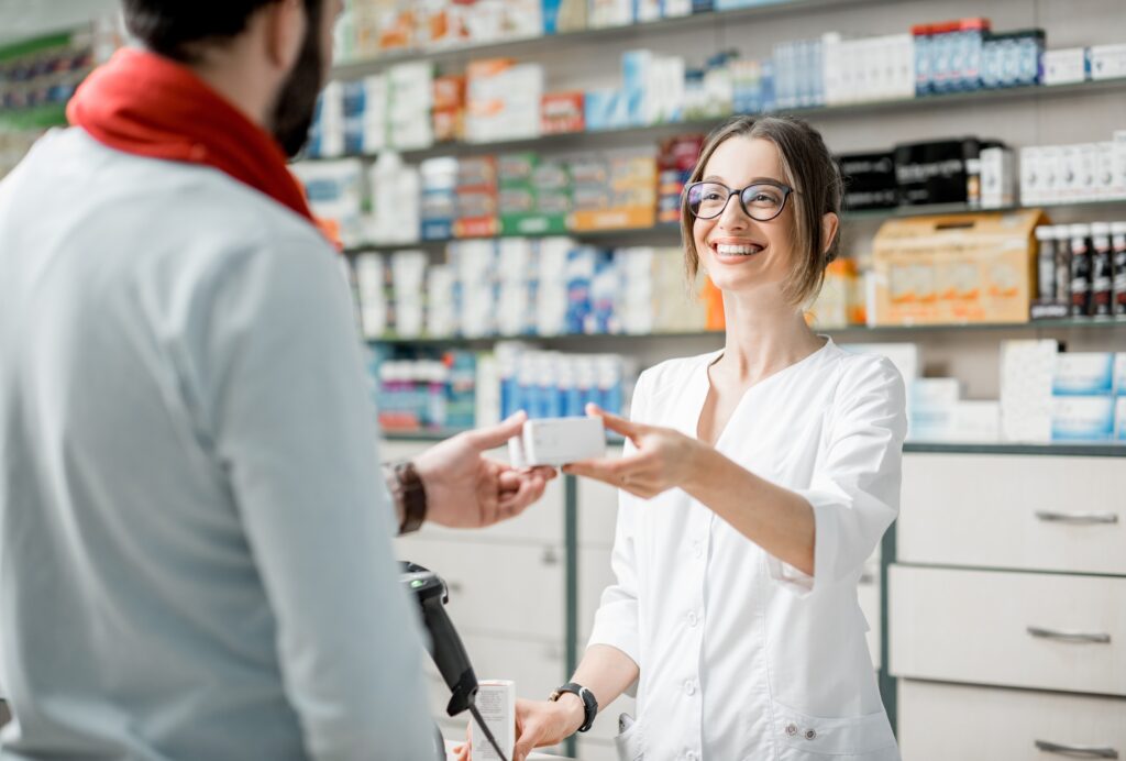 Apotheker, der Medikamente in der Apotheke verkauft