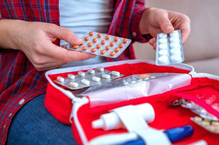 Medizinisches Erste-Hilfe-Set mit Medikamenten und Tabletten gegen Schmerzen und Krankheiten