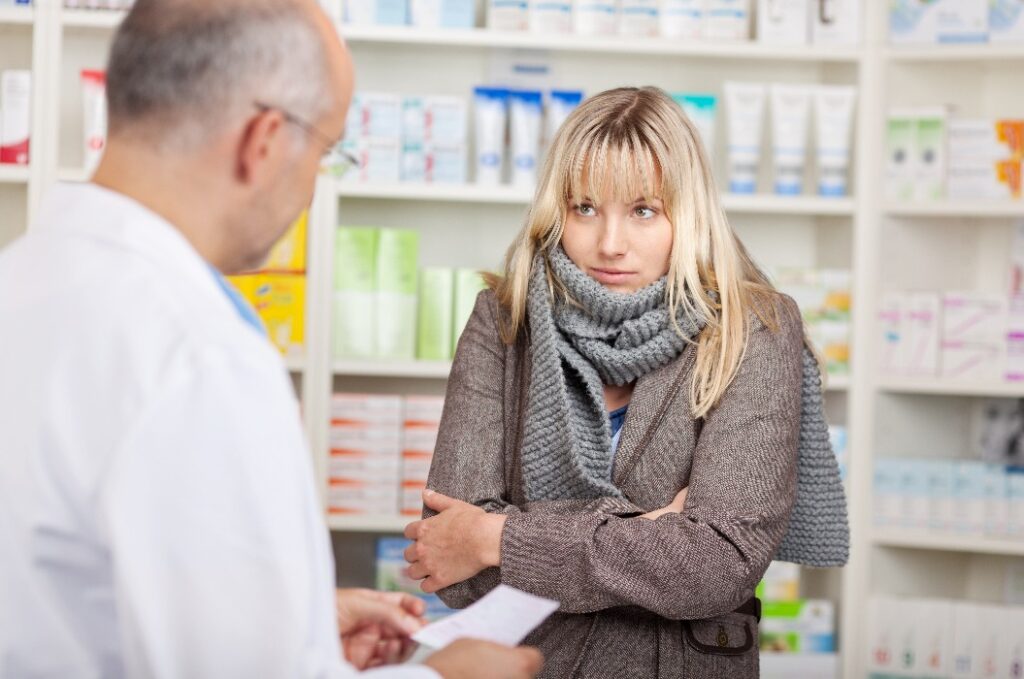 Kundin in der Erkältungszeit bei der Beratung in der Apothke.