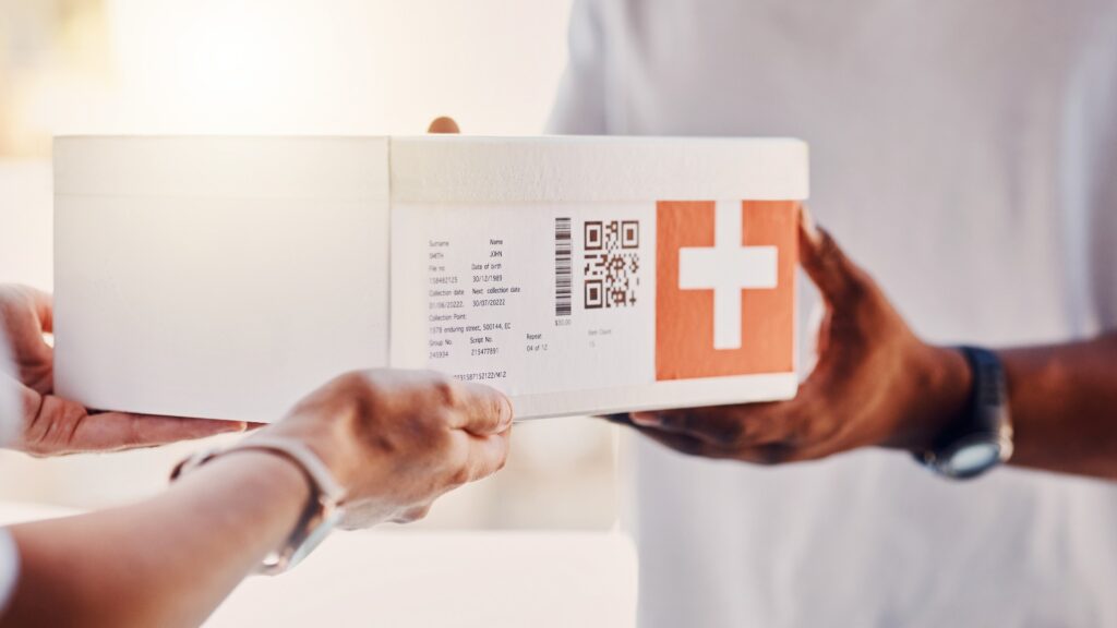 Apotheke, Zustellbox und Menschenhände für Gesundheitswesen, Paket- und E-Commerce-Kurierdienste. Versand, Pharmaindustrie und Telemedizin-Anbieter, die Post, Sendungen oder Medikamente an die Haustür liefern