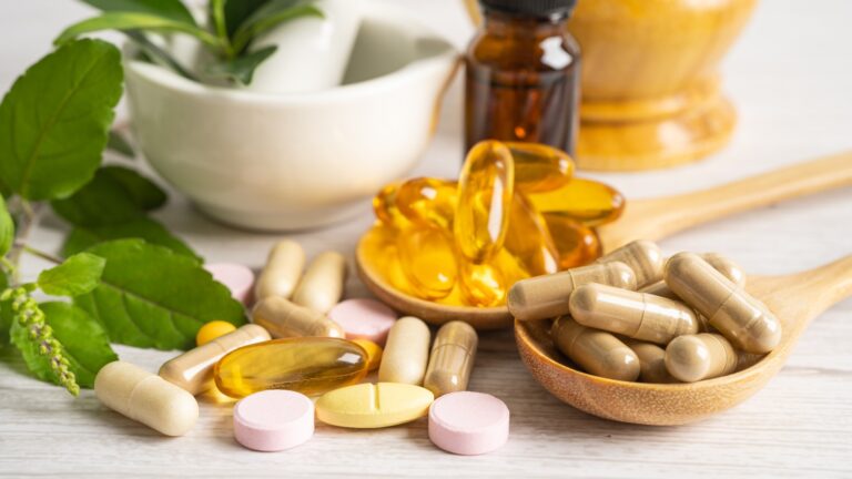 Nahrungsergänzungskapseln und Tabletten in verschiedenen Formen und Farben