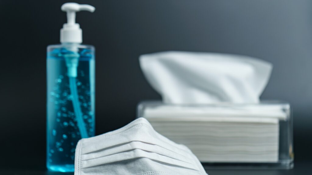 Medizinische OP-Maske und Handdesinfektionsgel auf Alkoholbasis zur Reinigung und zum Schutz vor dem Coronavirus.
